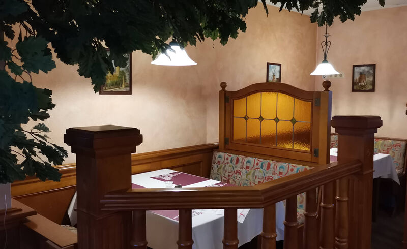 Gemütlicher Gastraum unter der Byttna-Eiche