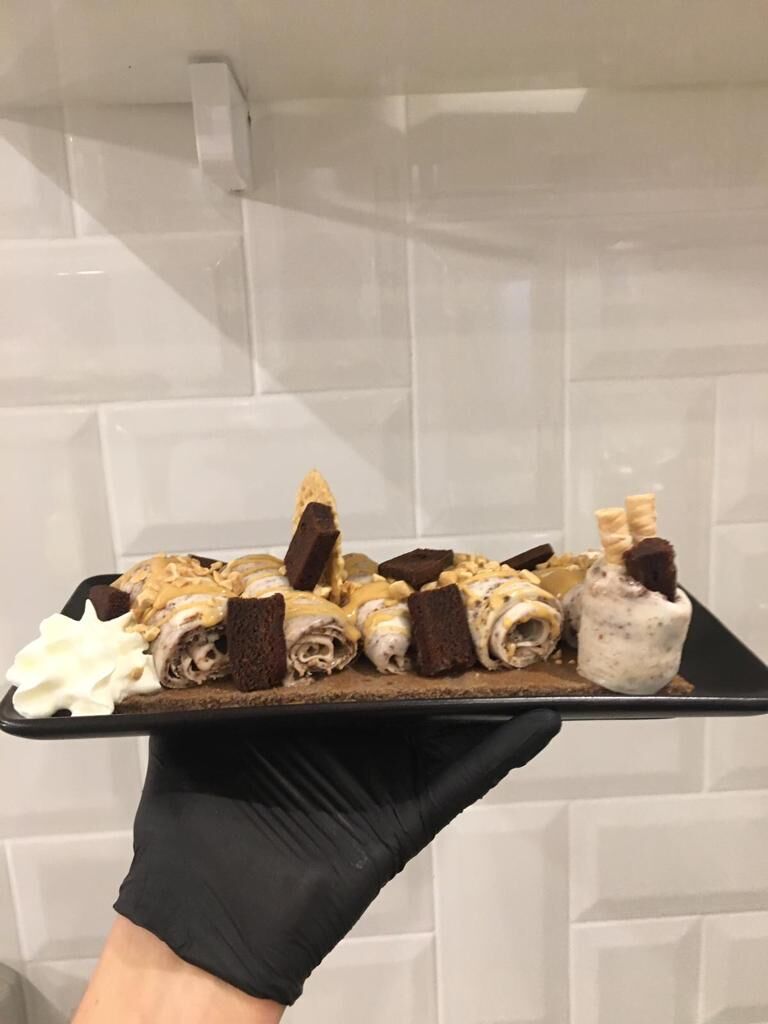 Sladoled na tajlandski način rolano od svježih namirnica koje vi birate (Live Ice cream) 