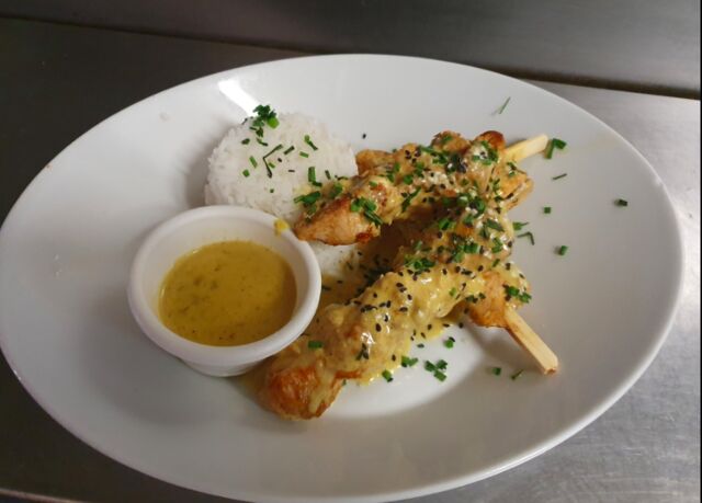 Brochettes de poulet au curry et lait de coco