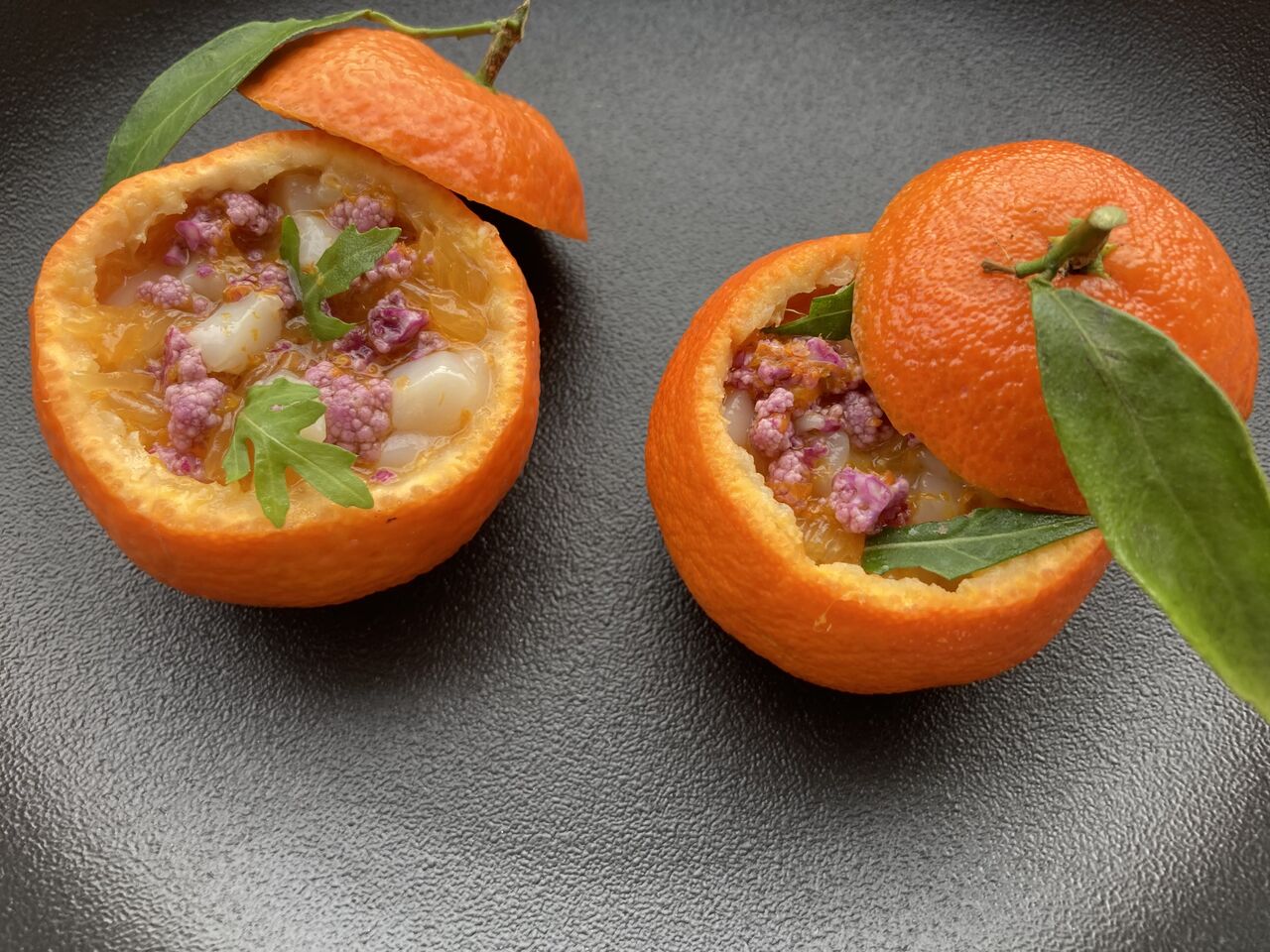 Tartare de noix de saint jacques, mandarine et sommités de chou violet
