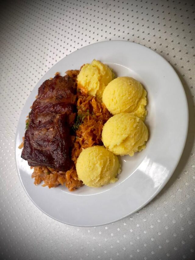 Varza călită cu coastele porc și mamaliguta