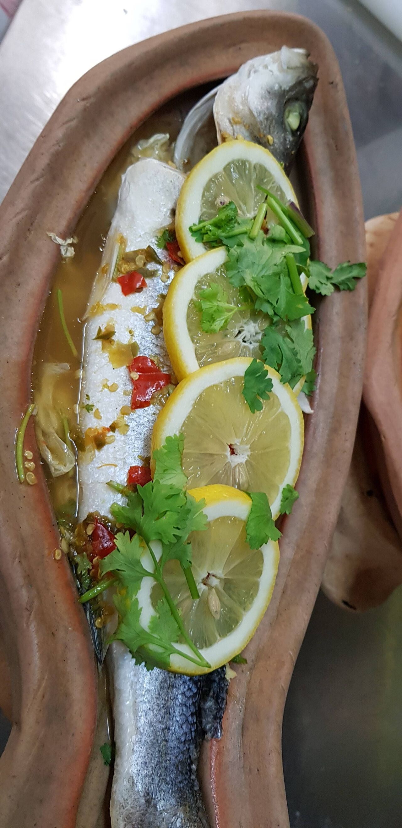 Nr. 42 Pla Neung Manow🌶
Gestoomde gehele zeebaars met speciale Thaise saus met look en citroenschijfjes
