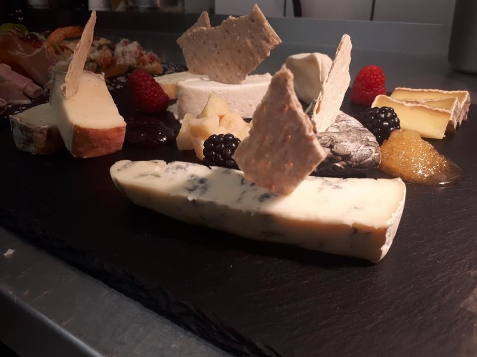 und zum Abschluss eines gelungenen Abends servieren wir euch mit Freude:
unsere Käseplatte 