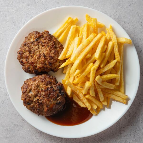 Frikadelle mit Pommes 9,90 €