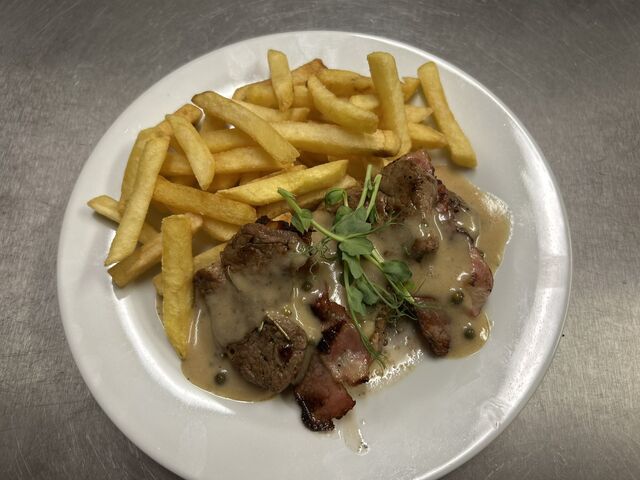 Grilovaná panenka se slaninou a hranolky