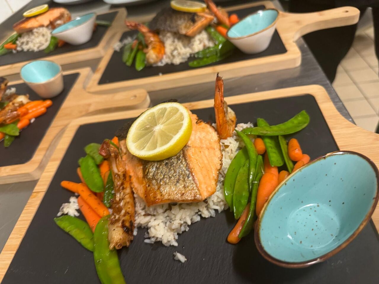 Gegrilltes Lachsfilet, Grillgemüse und Reis