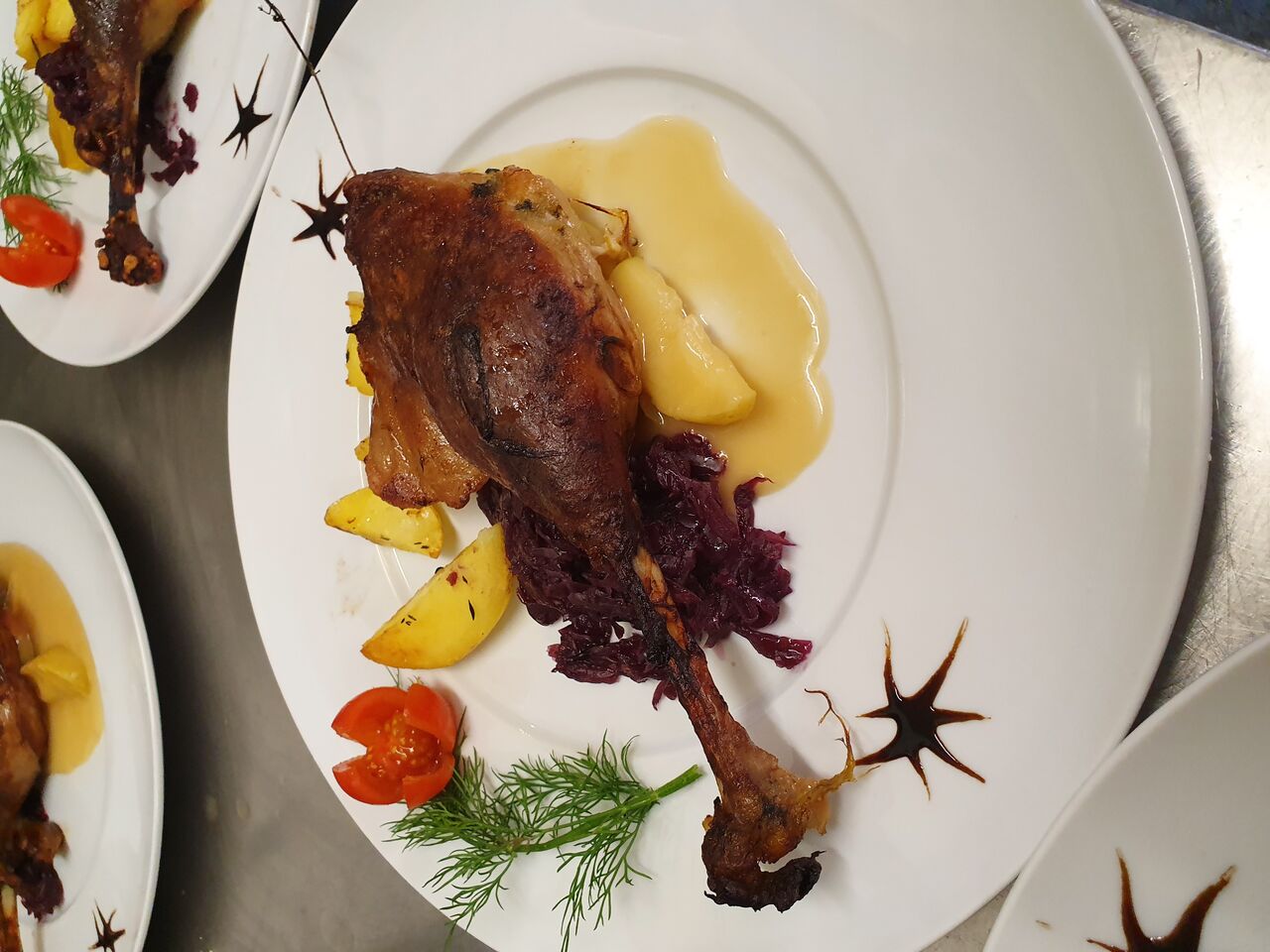 Geschmorte Entenkeule auf Apfel serviert (als Mittagsmenü)