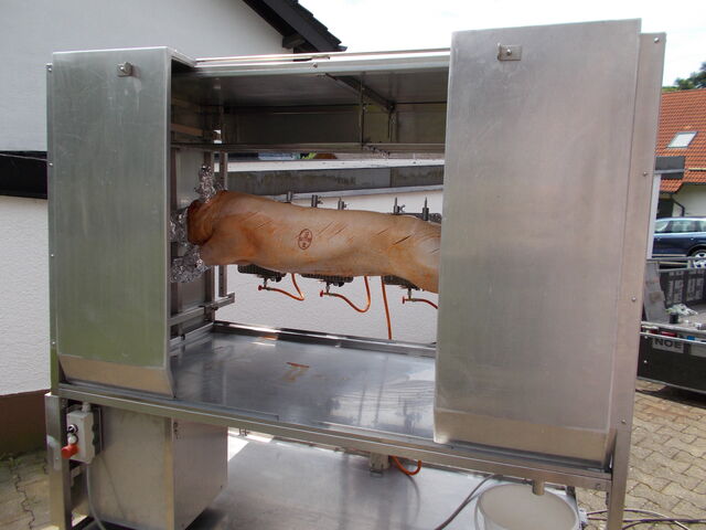 Spanferkel - auf dem Spieß - im Rohzustand