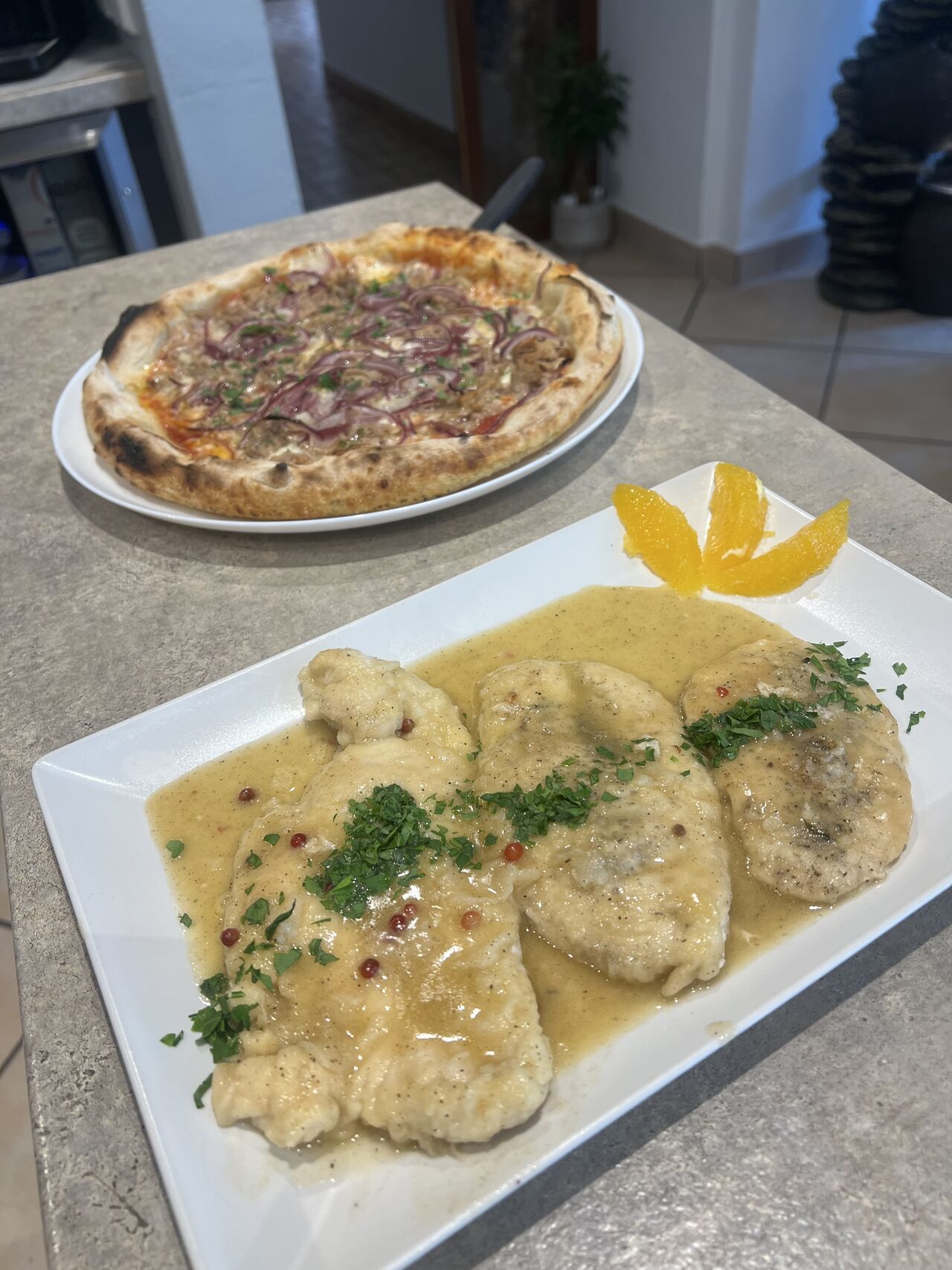 Pizza Tonne und Scaloppine al vino Bianco
