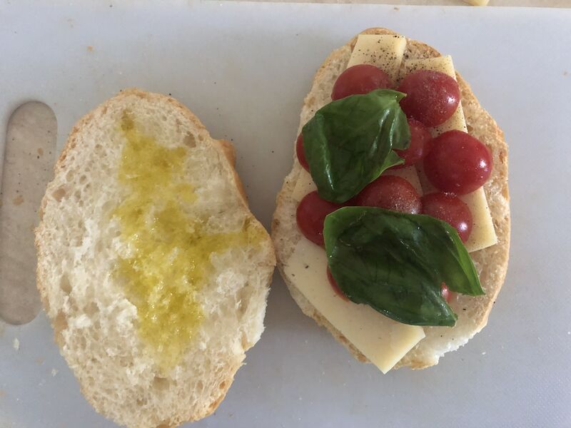 Panino tartaruga, formaggio asiago, pomodorini ciliegia, basilico fresco e olio d’oliva extravergine 