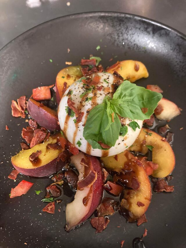 Éventail de pêches fraîches et mozzarella burrata 