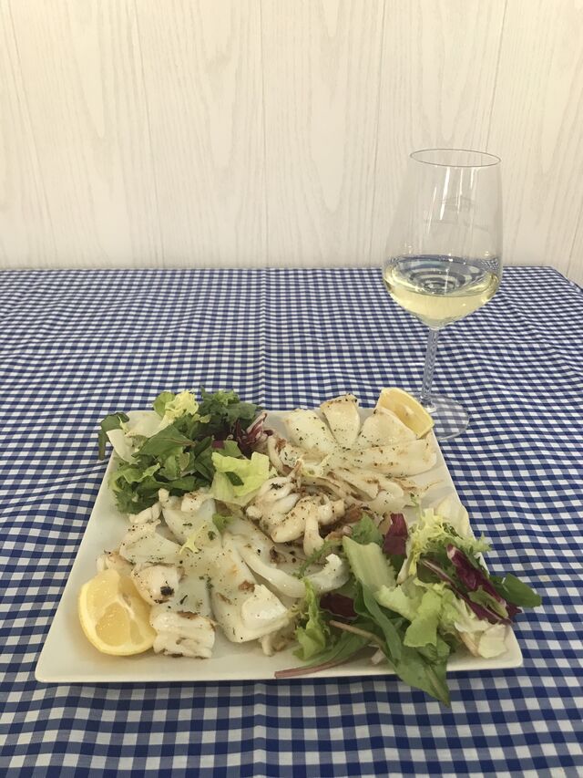 Nuestra deliciosa sepia con su ensalada de acompañamiento marinado con un Rueda