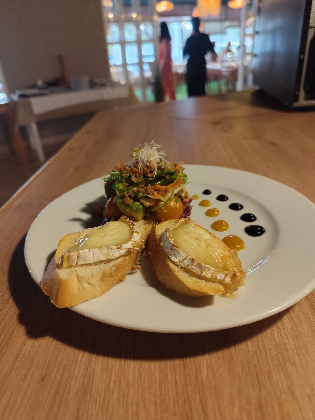 Ensalada con queso de cabra gratinado en miel y manzana caramelizada