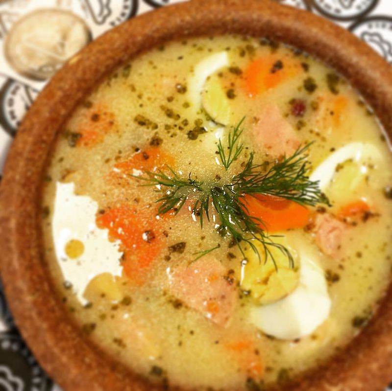 Zupa Zurek z jajkiem i białą kiełbasą