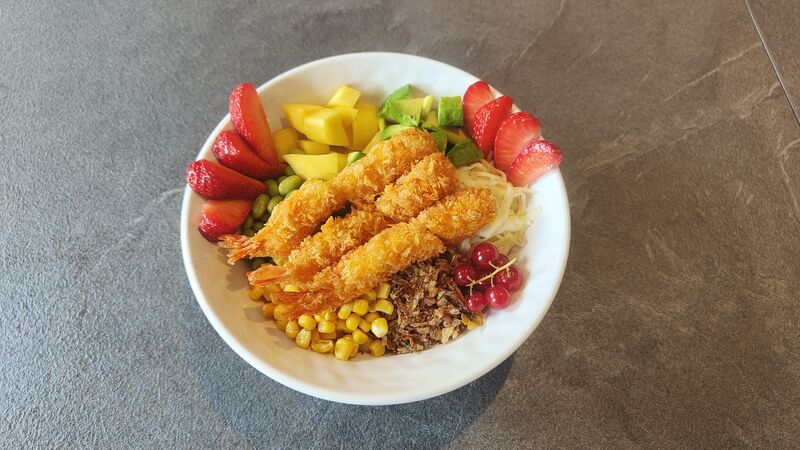 Poke bowl tempura crevettes .