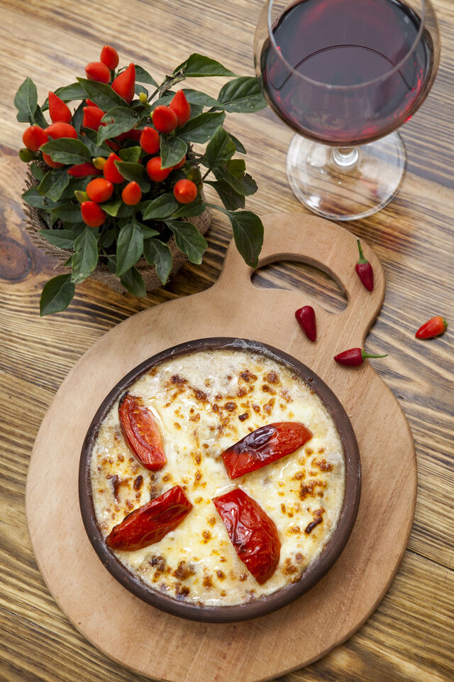 Дідебулі - телятина з грибами та цибулею у вершковому соусі під сиром сулугуні.