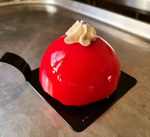 Dôme individuel framboise/ chocolat blanc service à l'assiette 