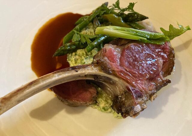 Costine di pecora, morbido di ricotta e asparagi 