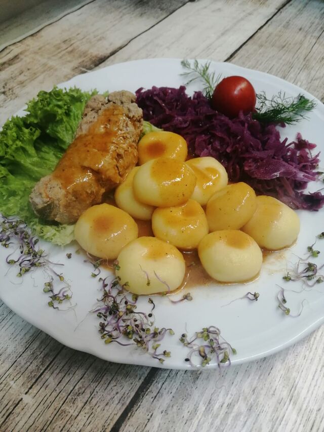  Rolada wieprzowa z kluskami ślaskimi i surówką 