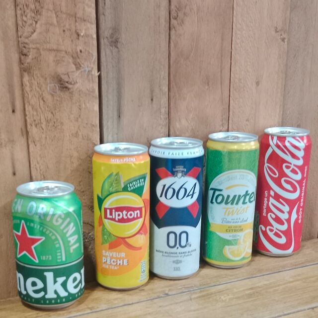 . « Les canettes à emporter, accompagnant le food truck de pizzas. »