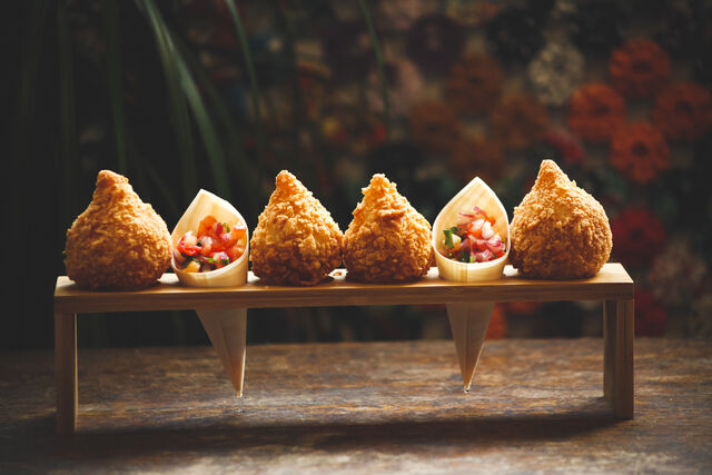 Croquette farcie au poulet, pâte à la farine de blé, avec la 'vinagrete' brésilienne
(tomate, oignon, vinaigre, huile d'olive)