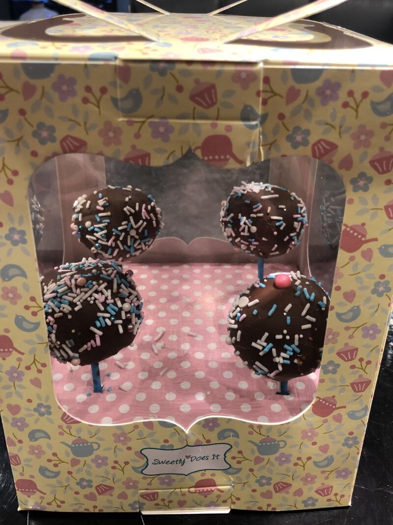 Cake pop à la vanille enrobé de chocolat au lait ! Parfait pour vos fêtes d'anniversaire , les enfants adorent!
