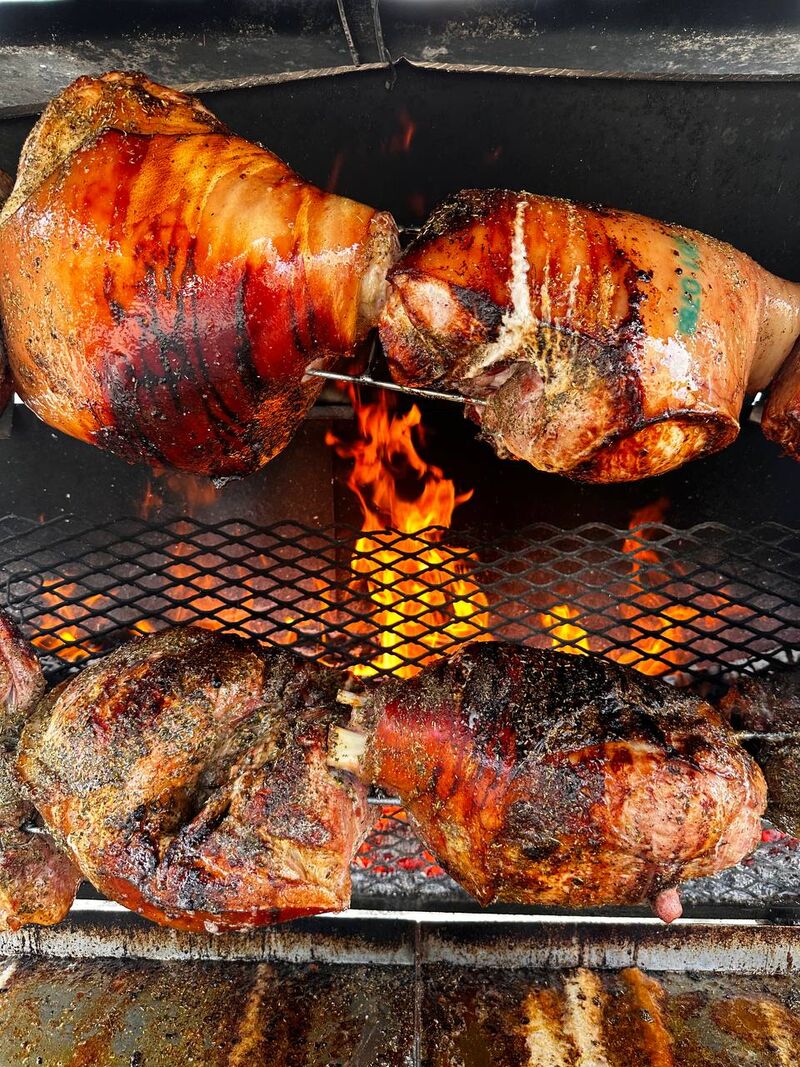Nos viandes rôties à la broche au feu de bois