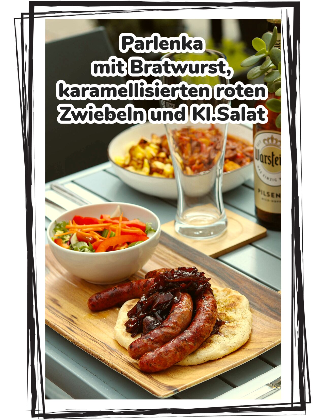 Parlenka mit Bratwurst, karamellisierten roten Zwiebeln und Kl.Salat