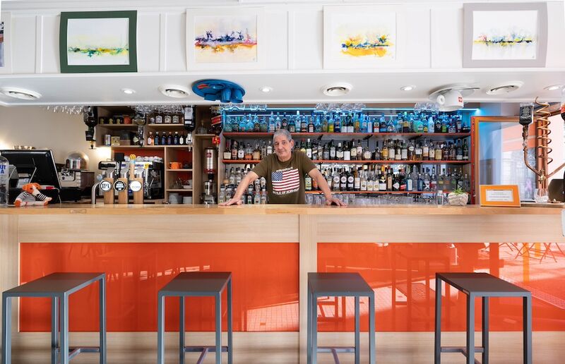 Derrière le bar, une offre incroyable...