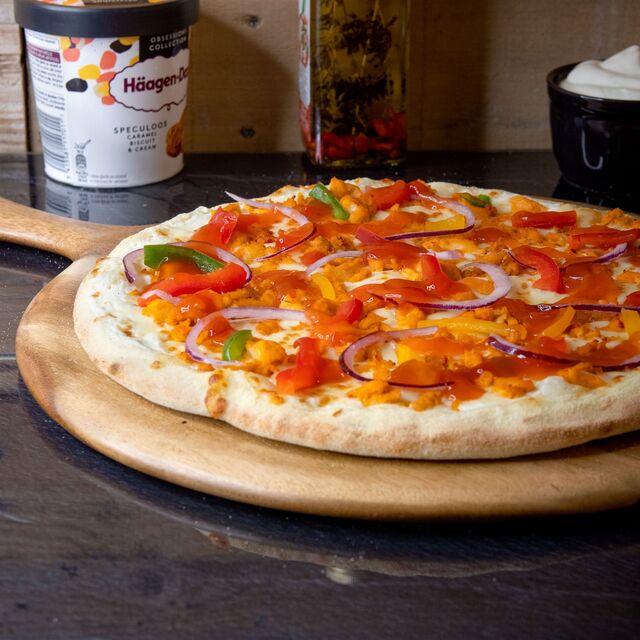 LA CHINATOWN : crème fraiche, mozzarella, poulet tikka, oignons, poivrons, sauce aigre-douce, persillade.