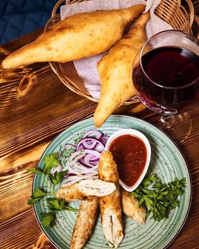 Кебаб із курочки з соусом сацебелі та домашній шоті, щойно з печі.