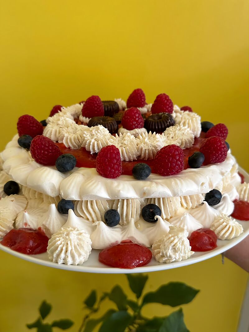 PAVLOVA FRUITS ROUGES - 6/8 PERS - 38,00 € (en saison)