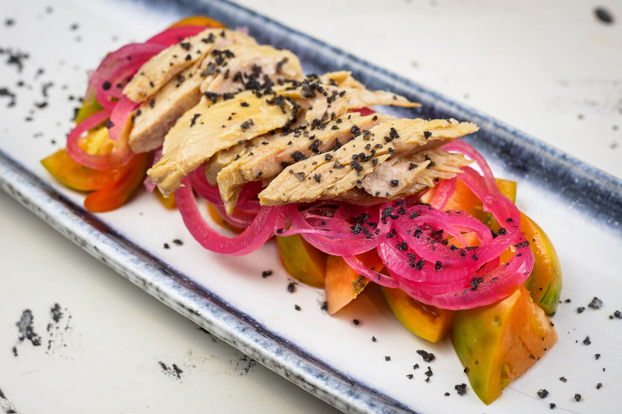 🍅 Tomate de temporada con ventresca 🐟 y cebolla 🧅 encurtida.