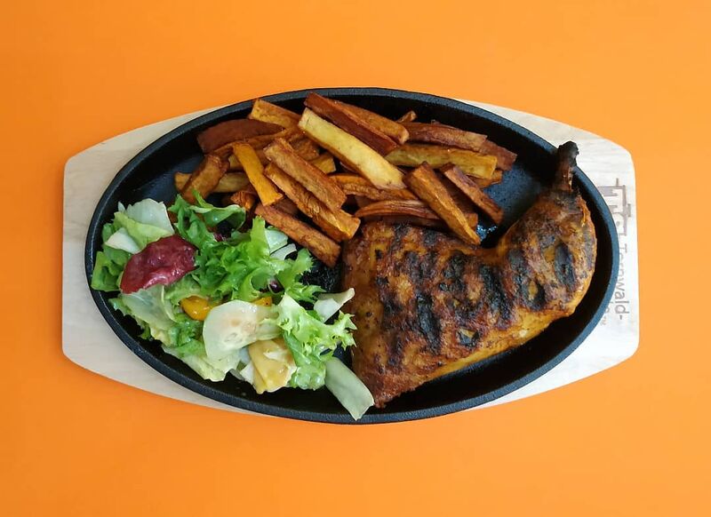 Poulet grillé et frites de patates douces