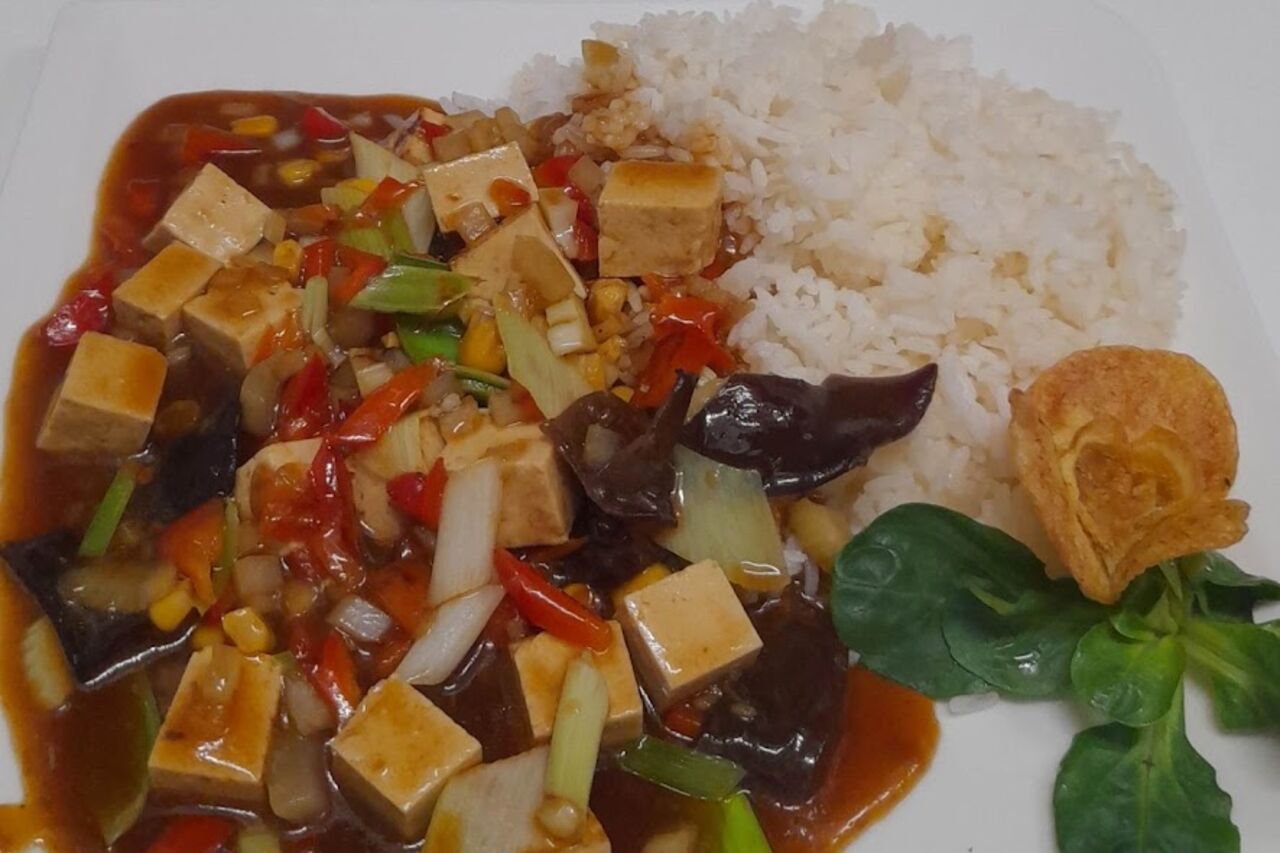 Tofu mit Gemüse und Reis