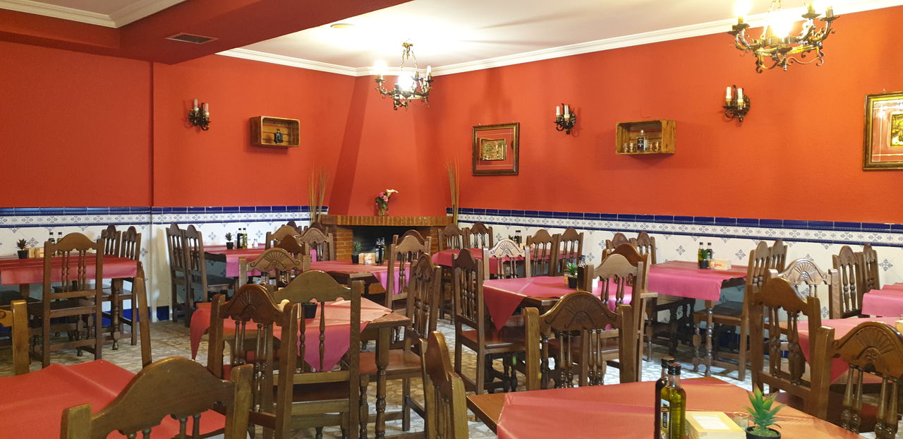 Tenemos un salón muy a acogedor con chimenea 