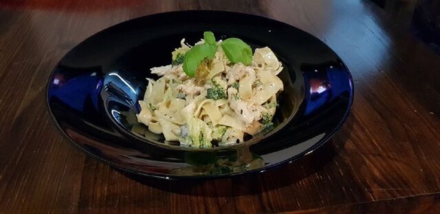 Pappadele z kurczakiem i brokułami 