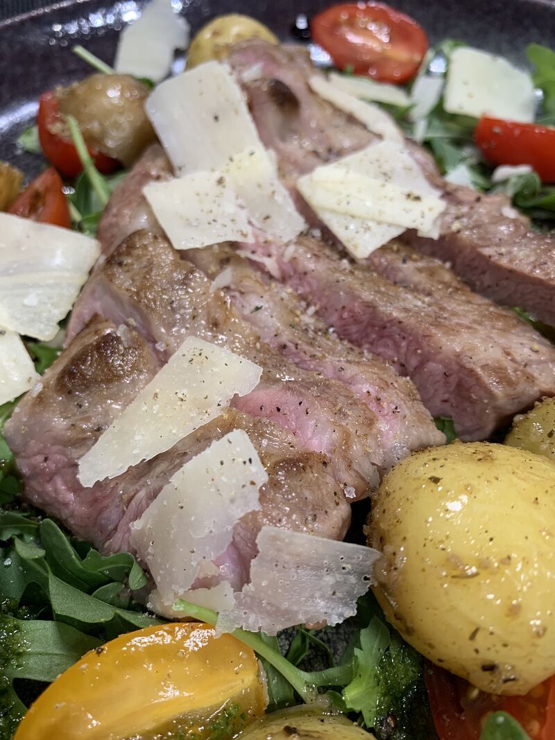 La Pluma Ibérique façon Tagliata, Grenailles, Roquette, Tomates Cerises, Pétales de Grana Padano et Basilic

