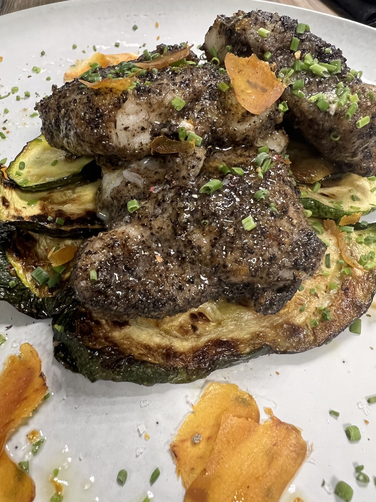 Les Médaillons de Lotte en Croûte d’Olives Noires, Courgettes Grillées et Poutargue
