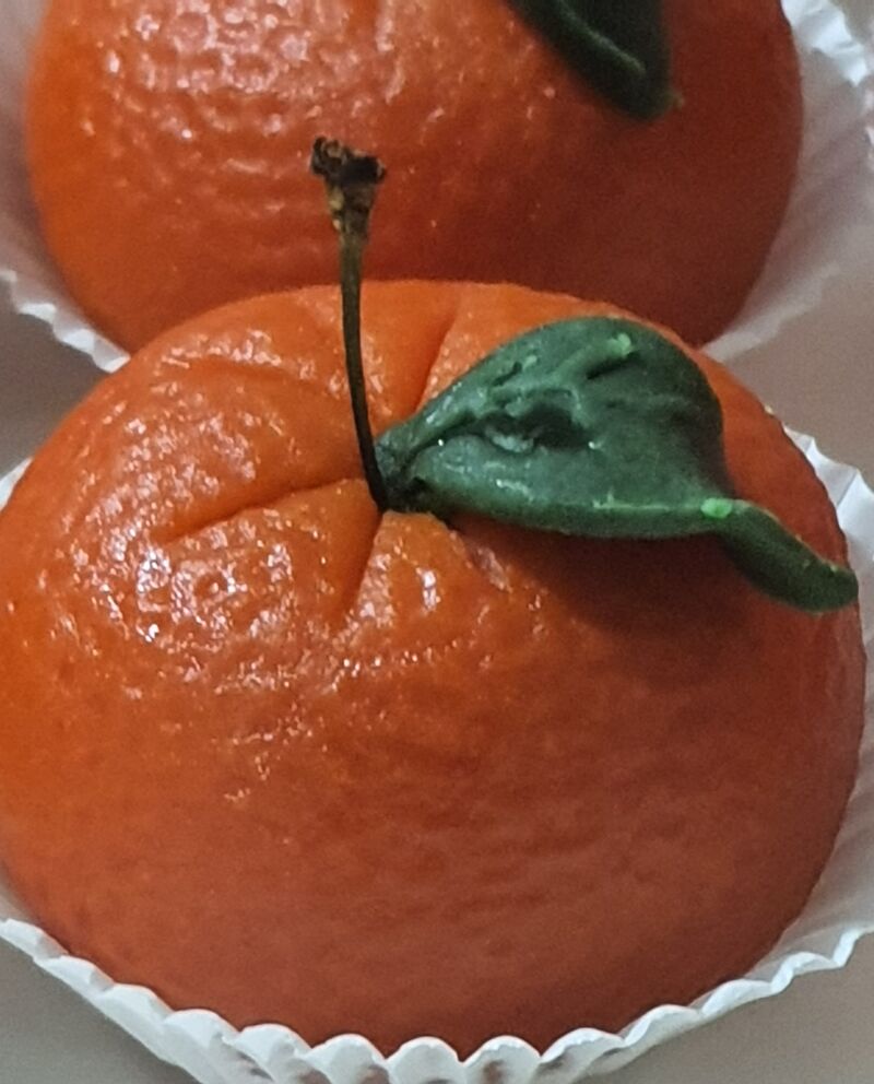 Fruits en pâte d'amandes farcis aux noix