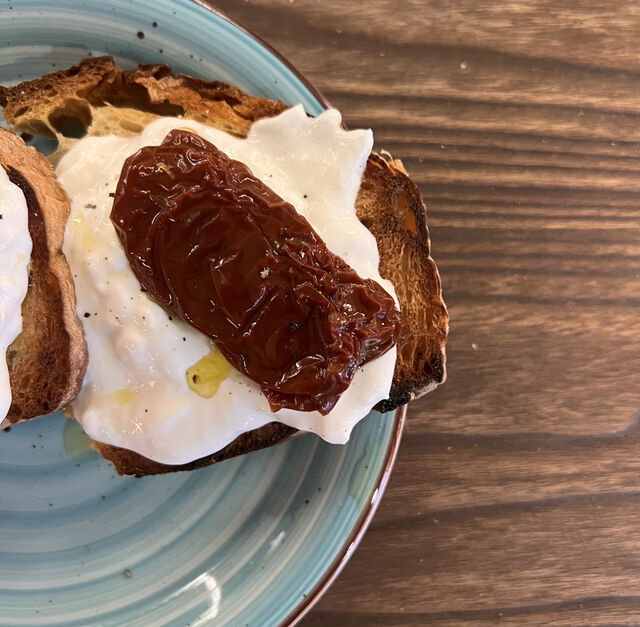 Crostino con stracciatella di bufala e pomodori secchi