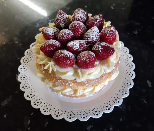 Naked Cake brigadeiro de ninho com morangos