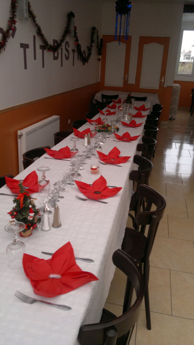 Agencement de la salle pour une réservation de repas de noël privatisé.