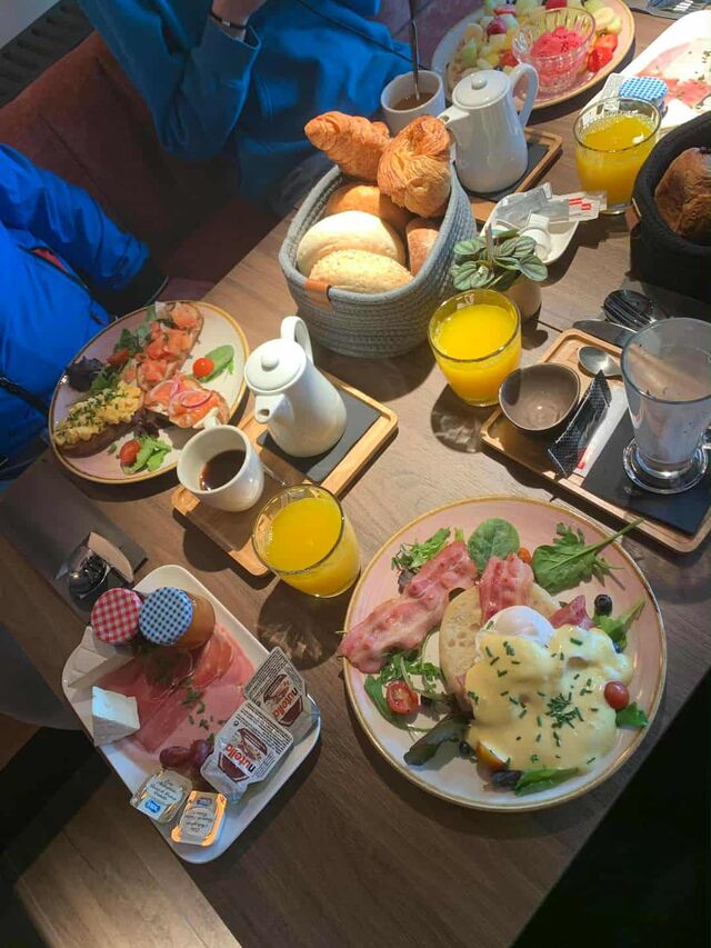 ontbijt eggs benedict