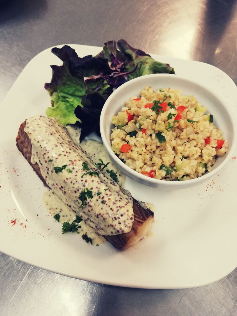 Saumonette, crème à la graine de moutarde et boulgour brunoise de légumes 
