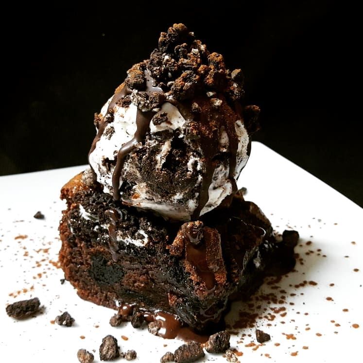 Brownie casero de galletas Oreo, acompañado como nuestro delicioso Helado de Nata con Oreo