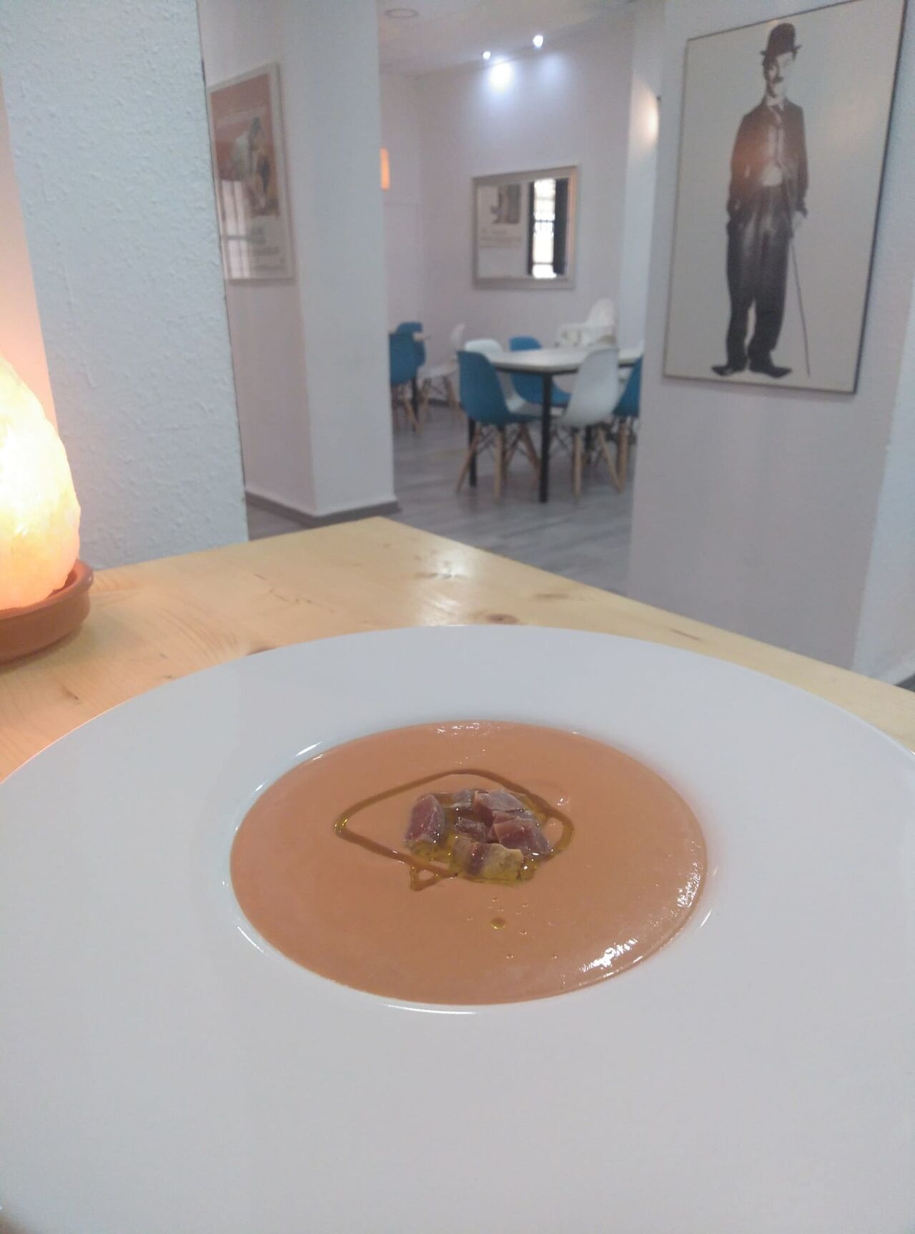 Plato de Salmorejo con Jamón Ibérico y Aceite de Oliva