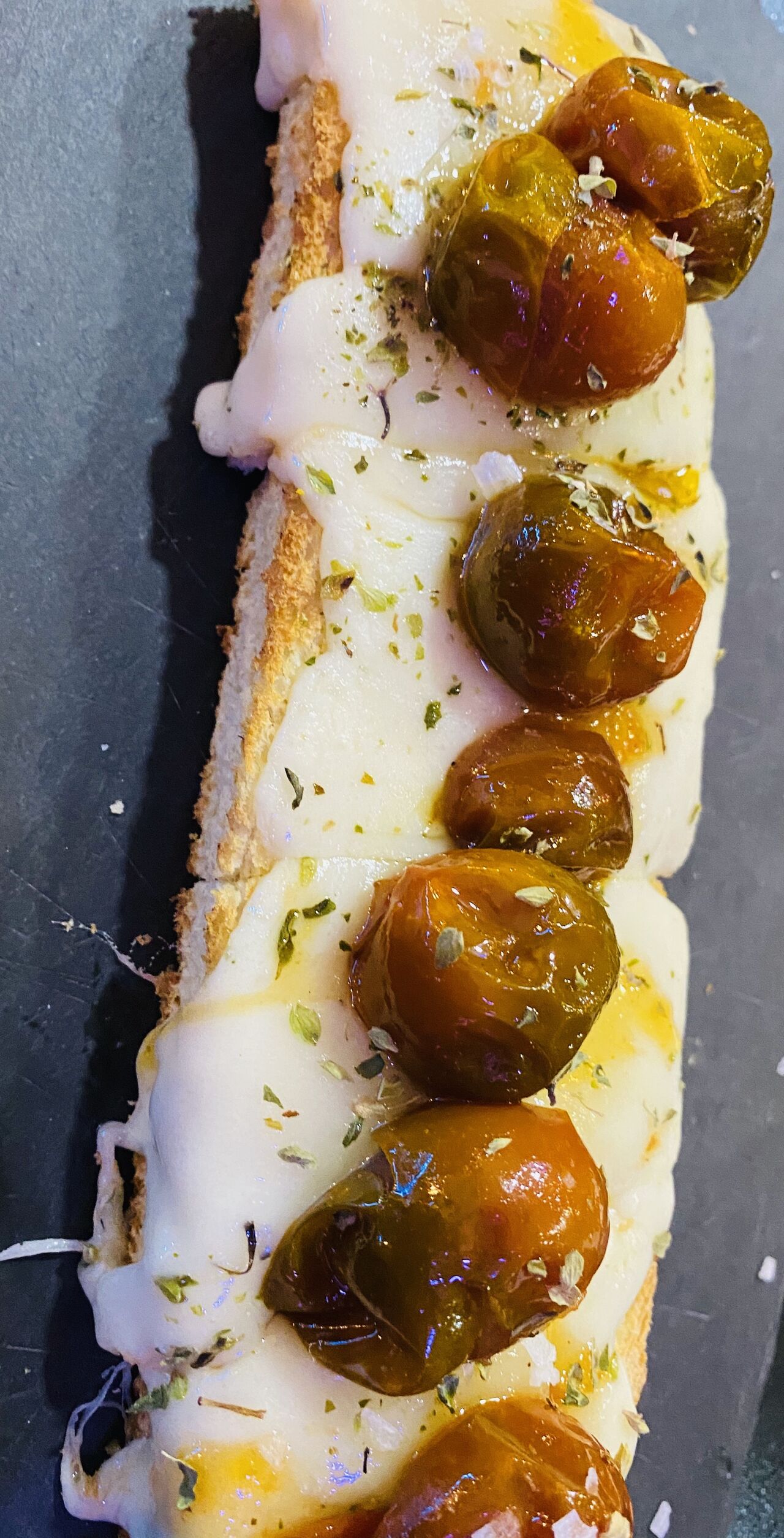 Tosta de provolone c/ tómate Cherry.