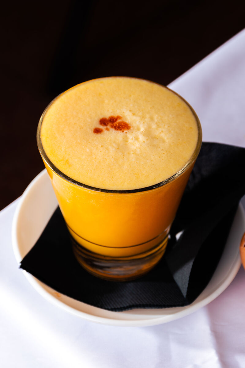 Maracuya Sour ( Pisco, fruta de la pasión y clara de huevo) 