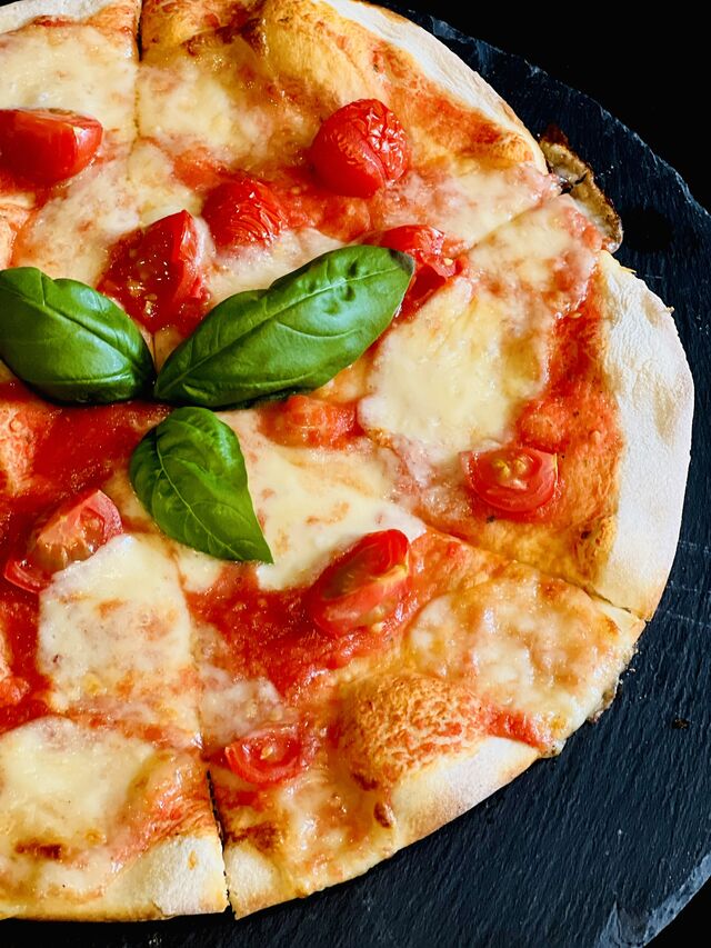 12. Caprese
€8,90
Ø 32cm
Tomatensauce, Tomaten, Mozzarella und Basilikum